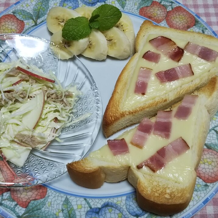 ベーコンチーズトーストとりんごツナサラダの朝食☆